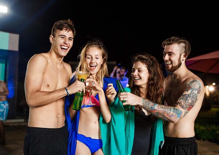 В аквапарке «ФЭНТАЗИ» прошла ночная дискотека «ПОСВЯТ»!