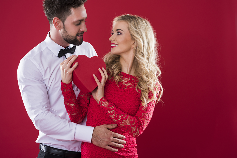 Как выбрать идеальный подарок на 14 февраля и где его вручить?
