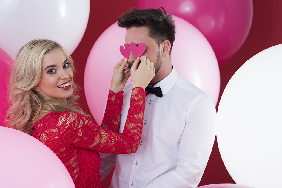 Как выбрать идеальный подарок на 14 февраля и где его вручить?